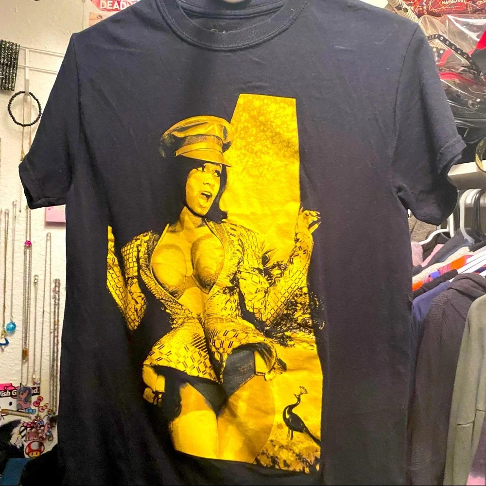 Small Cardi B black and gold tee 🐼🐼🐼